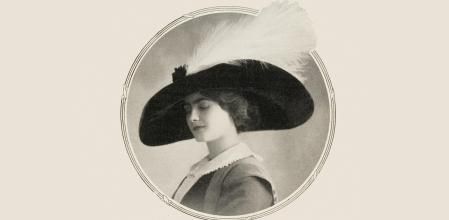 En su primera aparición ante la prensa, en 1910, apareció con este gran sombrero negro tocado con una enorme pluma blanca