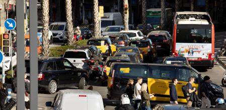 Mucho tráfico en Barcelona, vista de la calle Balmes desde Travessera de Gracia sobre las 13.45.