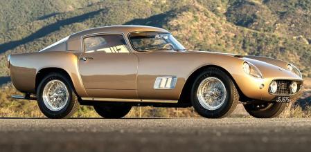 Su curvilínea carrocería de aluminio elaborada por la prestigiosa firma Carrozzeria Scaglietti.