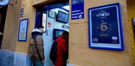 Varias personas hacen cola en una administración de lotería para comprar décimos de cara al Sorteo de El Niño, a 26 de diciembre de 2024, en Madrid (España). Tras la celebración del Sorteo de Navidad, ha comenzado la compra de décimos para el Sorteo de El Niño en las administraciones de lotería. El Sorteo Extraordinario de El Niño, que tendrá lugar el próximo 6 de enero, ha consignado por el momento billetes de lotería por un valor de 118,74 millones de euros en la Comunidad de Madrid. Además, se han expelido 593.691 billetes en la región.