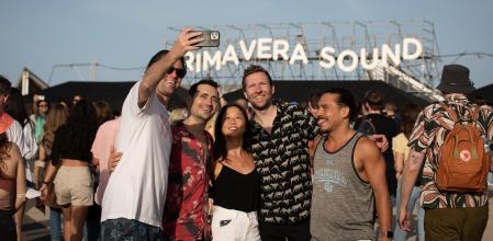 Un grupo de  personas se hace una fotografía durante la primera jornada del Festival Primavera Sound Barcelona, en Sant Adriá de Besòs, a 2 de junio de 2022, en Barcelona, Cataluña (España). El Primavera Sound de Barcelona abre la temporada de festivales en una edición que se prolongará durante dos fines de semana en el Parc del Fòrum de Barcelona y cinco días de conciertos en una quincena de salas de la capital catalana y la playa de Sant Adrià de Besòs. Barcelona se convierte en la capital global de la música del 2 al 12 de junio. La marca Primavera Sound cuenta con otras convocatorias de festivales en Los Angeles, Santiago de Chile, Buenos Aires y São Paulo y las últimas novedades de Porto. Una edición por la que pasarán artistas como Nick Cave & The Bad Seeds,The National, Beck, Gorillaz, Maria del Mar Bonet, Lorde, Jorja Smith, Tame Impala, y Staples entre otros.
