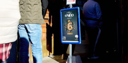 Varias personas hacen cola en una administración de lotería para comprar décimos de cara al Sorteo de El Niño, a 26 de diciembre de 2024, en Madrid (España). Tras la celebración del Sorteo de Navidad, ha comenzado la compra de décimos para el Sorteo de El Niño en las administraciones de lotería. El Sorteo Extraordinario de El Niño, que tendrá lugar el próximo 6 de enero, ha consignado por el momento billetes de lotería por un valor de 118,74 millones de euros en la Comunidad de Madrid. Además, se han expelido 593.691 billetes en la región.