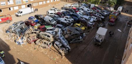 Coches apilados tras la dana en Benetússer (Valencia).