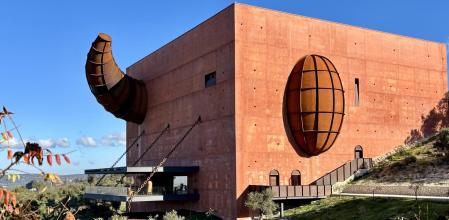 Cabeza de toro con oreja, boca y rabo según el diseñador del edificio de la Almazara.
