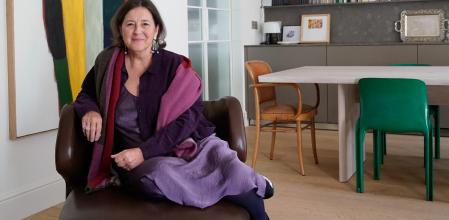 Isabel López Vilalta en su casa; la pintura de colores la firma Claudia Valsells