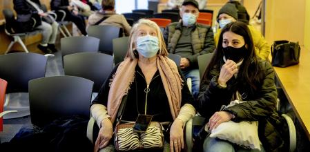 FOTO ALEX GARCIA VUELVE LA OBLIGATORIEDAD DE LLEVAR MASCARILLA SANITARIA EN LOS CENTROS DE SALUD POR EL INCREMENTO DE CASOS DE GRIPE Y COVID. EN LA FOTO EL HOSPITAL DEL MAR 2024/01/08