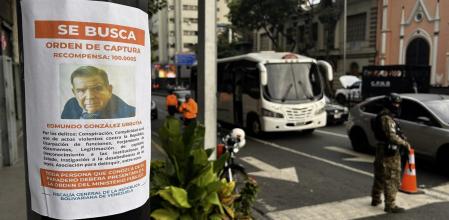 This picture shows an arrest warrant poster for Venezuelan opposition leader Edmundo Gonzalez Urrutia in a pole in a street in Caracas on January 6, 2025. The ruling Chavismo will hold a demonstration next January 9, in parallel to protests called by the opposition in view of President Nicolas Maduro swearing-in on January 10, amid allegations of fraud. (Photo by Juan BARRETO / AFP)