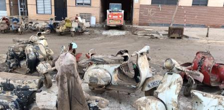 Imagen de las vespas tras ser rescatadas del fango