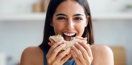 Rellena tu sándwich con proteínas magras y vegetales frescos para que sea más equilibrado.