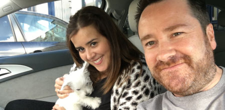 Borja y Ainhoa, el día que adoptaron a Lola