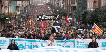 Cientos de personas durante una protesta convocada por SARE para reivindicar los derechos de los presos de ETA, a 11 de enero de 2025, en Bilbao, Vizcaya, País Vasco (España). La manifestación comienza en La Castilla y concluye ante el Ayuntamiento de Bilbao con el fin de reivindicar los derechos humanos de los presos de ETA. Además, piden que se agilice la excarcelación de presos afectados por la reforma para contabilizar penas en otros países.