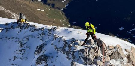 Grupo de rescate buscando al montañero en Picos de Europa