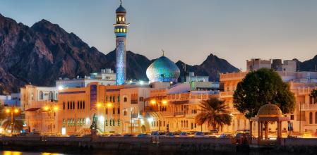 La Corniche de Mascate al anochecer