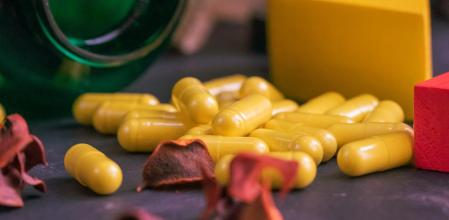 Yellow capsules of vitamins, minerals, amino acids, berberine or other sports supplements, sports supplements, vitamins, minerals, amino acids, creatine, berberine, whey protein, athletes, recuperators, muscular, muscles, gym, strength, training, gym, bodybuilding, fitness.