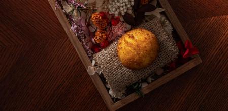 Croqueta de pollo satay con consomé asado y cúrcuma