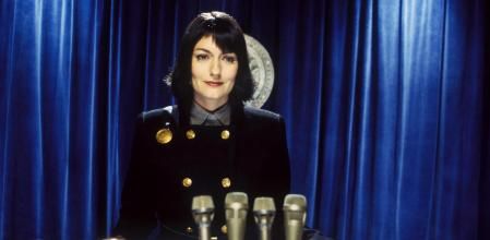 La actriz Ann Chancellor en una escena de 'Guía del Autoestopista Galáctico'