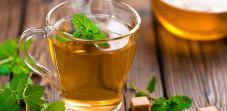 El té de menta y miel ayuda a aliviar la irritación de garganta y combatir la tos, así como la congestión nasal.