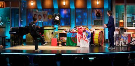 El momento de gloria: Vicky López logra lo imposible y marca un gol en el decorado de 'La Revuelta'