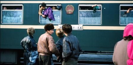 La plataforma ferroviaria en Siberia: mercado negro de abrigos chinos.