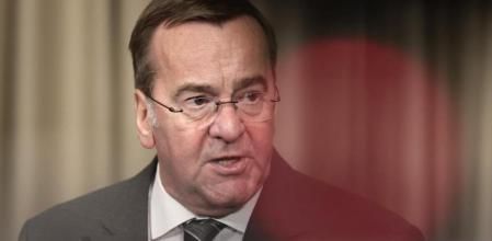 Ramstein (Germany), 09/01/2025.- German Defence Minister Boris Pistorius speaks during a press conference at the eight meeting of Ukraine Defense Contact Group at the US Air Base in Ramstein, Germany, 09 January 2025. The US Secretary of Defense has invited Ministers of Defense and senior military officials from around the world to Ramstein to discuss the ongoing crisis in Ukraine and various security issues facing US allies and partners. (Alemania, Rusia, Ucrania) EFE/EPA/RONALD WITTEK