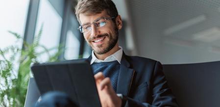 Un hombre consulta las ofertas que propone el experto en tecnología de El Comprador