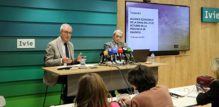 Francisco Pérez y Joaquín Maudos, en la presentación de este viernes en el IVIE, en València