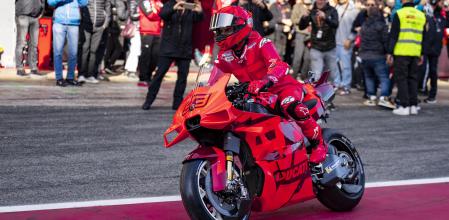 GRAFCAT909. MONTMELÓ (BARCELONA) (ESPAÑA), 19/11/2024.- El piloto español de MotoGP, Marc Márquez (Ducati Team), rueda con su nueva moto durante la primera sesión de los entrenamientos del Test Oficial de Barcelona para la temporada 2025, que se disputa este martes en el Circuito de Barcelona- Cataluña de Montmeló. EFE/ Siu Wu