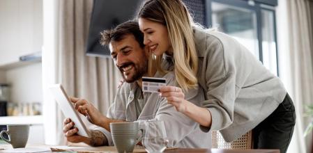 Una pareja comprando por internet