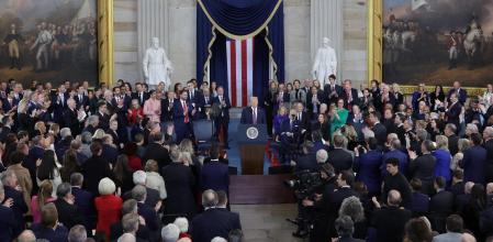 Donald Trump recibe el aplauso de los asistentes en el interior de la Rotonda del Capitolio de Washington 