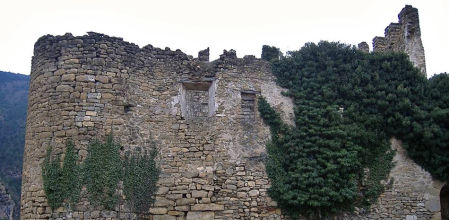 Castillo de Aramunt adosado a la iglesia de Sant Fructuós.