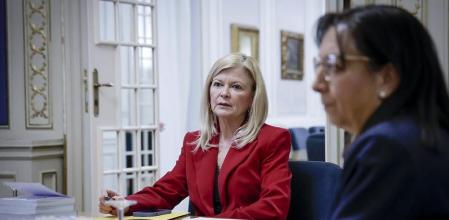 La exidputada del PSPV Gabriela Bravo junto a la presidente de Les Corts en una reunión de la Mesa.