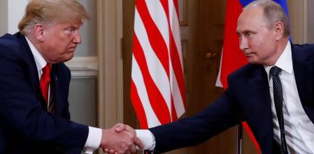 El presidente de EE. UU., Donald Trump, y el presidente de Rusia, Vladimir Putin, se dan la mano en su reunión en Helsinki, Finlandia, el 16 de julio de 2018.&nbsp;
