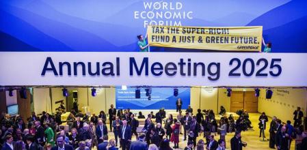 Davos (Switzerland Schweiz Suisse), 21/01/2025.- Greenpeace activists hold a banner in front of the congress hall as they stage an action during the 55th annual meeting of the World Economic Forum (WEF) in Davos, Switzerland, 21 January 2025. The World Economic Forum annual meeting brings together entrepreneurs, scientists, and corporate and political leaders in Davos and takes place from January 20 to 24. (Suiza) EFE/EPA/MICHAEL BUHOLZER