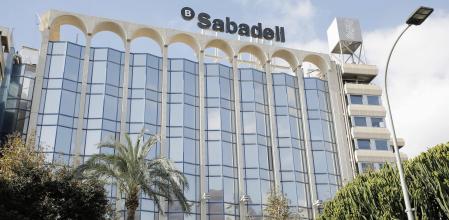 Sede del banco Sabadell en Alicante, Comunidad Valenciana (España), a 17 de noviembre de 2020.