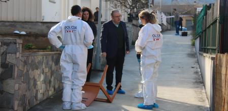 Mossos d'Esquadra de la científica junto al fiscal y a la abogada inspeccionando el lugar del crimen en Sant Joan les Fonts