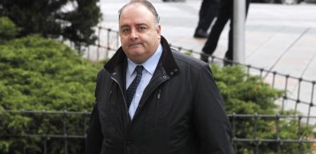 ESPAÑA NIÑOS ROBADOS:GRA009. MADRID, 15/10/2013.- El juez Adolfo Carretero, a su llegada hoy al Juzgado de Instrucción número 47 de Madrid, donde ha citado hoy para declarar como testigos a siete médicos, en relación con la denuncia presentada por una madre, Isabel Bravo, por la presunta desaparición de su hija, nacida el 5 de junio de 1982, en la madrileña clínica de Santa Cristina. EFE/J. J. Guillén