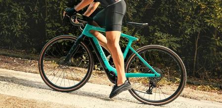 El vehículo cuenta con cuadro, horquilla y tija de sillín hechos de fibra de carbono.