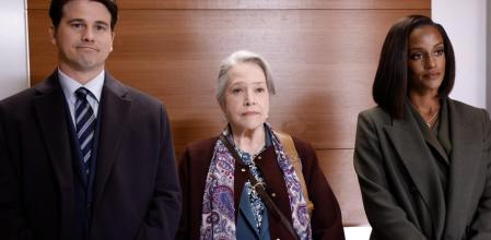 La abogada en pruebas, recién llegada al bufete, es la del medio.