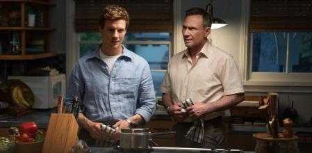 Patrick Gibson (The OA) es el joven Dexter con Christian Slater (Mr Robot) como su padre Harry.