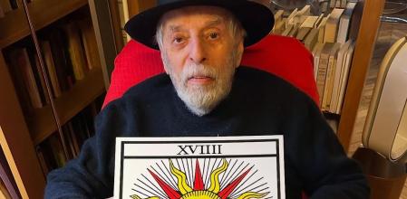 Alejandro Jodorowsky con el Sol, una de las cartas de su amado tarot de Marsella