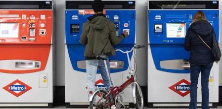 Varias personas compran billetes en una estación de Metro de Móstoles Central, en Madrid&nbsp;