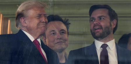 El presidente estadounidense Donald Trump junto al magnate Elon Musk y al vicepresidente J.D. Vance, en un partido de fútbol americano en Maryland el pasado diciembre