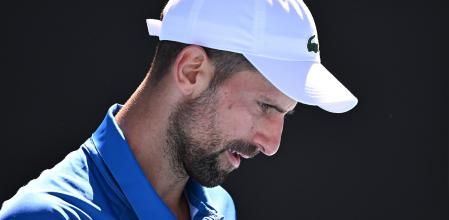 Melbourne (Australia), 24/01/2025.- Novak Djokovic of Serbia reacts during a semifinal match of the Australian Open against Alexander Zverev of Germany at Melbourne Park in Melbourne, Australia 24 January 2025. (Tenis, Alemania) EFE/EPA/JAMES ROSS AUSTRALIA AND NEW ZEALAND OUT