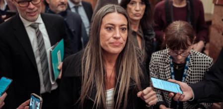 La portavoz de Junts en el Congreso, Miriam Nogueras, ofrece declaraciones a los medios a su salida de una sesión plenaria extraordinaria, en el Congreso de los Diputados, a 22 de enero de 2025, en Madrid (España). El Congreso celebra el primer pleno del año, de manera extraordinaria, para aprobar el suplicatorio que permitirá al Tribunal Supremo imputar al exministro Ábalos. Además el Congreso votará la convalidación de tres decretos: la nueva extensión del decreto anticrisis, que incluye descuentos en el transporte público o la prohibición de cortar los suministros básicos; la nueva reforma de las pensiones para incentivar la extensión de la vida laboral; y la prórroga durante un año del gravamen a los beneficios extraordinarios de las empresas energéticas.