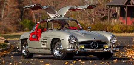 Este modelo de Mercedes-Benz se hizo muy conocido gracias a sus vistosas puertas de tipo alas de gaviota