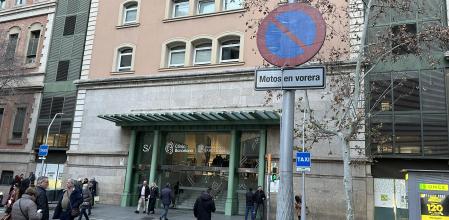 Señal de tráfico que prohíbe aparcar motos delante del Hospital Clínic de Barcelona&nbsp;