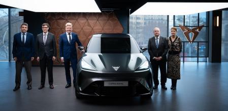 El presidente de la Generalitat Valenciana, Carlos Mazón, el presidente de la Generalitat de Catalunya, Salvador Illa, el consejero delegado del grupo Seat, Wayne Griffiths, el ministro de Industria, Jordi Hereu, y la presidenta de Navarra, María Chivite, durante el evento organizado por Seat para el impulso de la movilidad eléctrica en España, en la Casa Seat, a 27 de enero de 2025, en Barcelona, Catalunya (España). El grupo Seat, a través de su consejero delegado Wayne Griffiths, quiere alertar de los riesgos para el empleo y la producción de coches del bajo impulso del vehículo eléctrico en España. Existe una  preocupación existente en la empresa porque el bajo impulso del coche eléctrico acabe afectando a la producción de coches tradicionales de combustión.