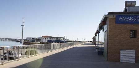 Uno de los restaurantes cerrados sobre el espigón de poniente del Port d'Arenys .