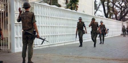 Militares estadounidenses custodian la entrada a la embajada estadounidense en Saigón