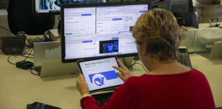 UNA PANTALLA DE ORDENADOR CON LAS DIFERENTES PLATAFORMAS DE INTELIGENCIA ARTIFIAL QUE EXISTEN ACTUALMENTE. CHATGPT, DEEPSEEK, COPILOT, PERPLEXITY, GEMINI